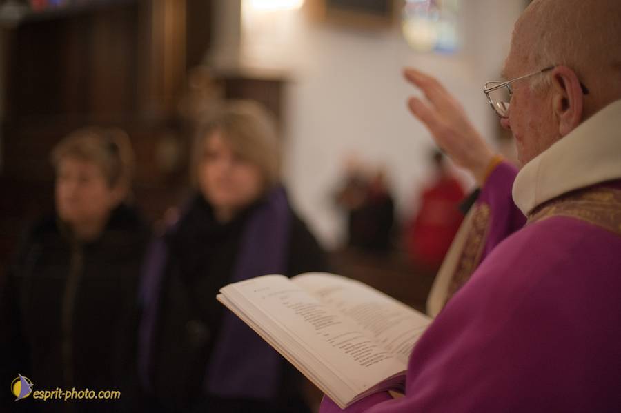 Nom de l'image : D30096583a_(c)Norbert-JUNG — Description :  Catéchumène à l'église de la Ferté Vidame - 3e étape